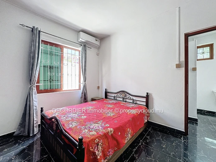 Maison à étage de 4 chambres avec piscine
