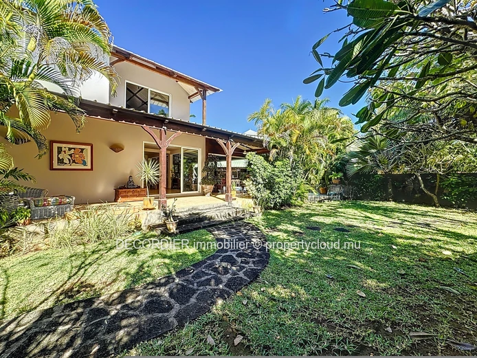 Grande maison contemporaine avec piscine et jardin