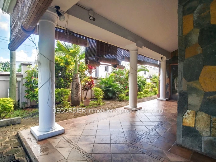 Grande maison individuelle avec piscine et jardin arborée
