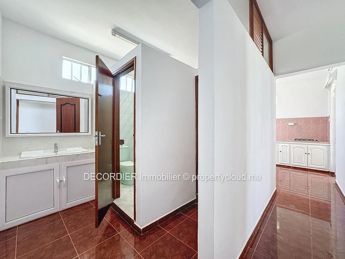 Spacious 300 m² house in quiet neighborhood