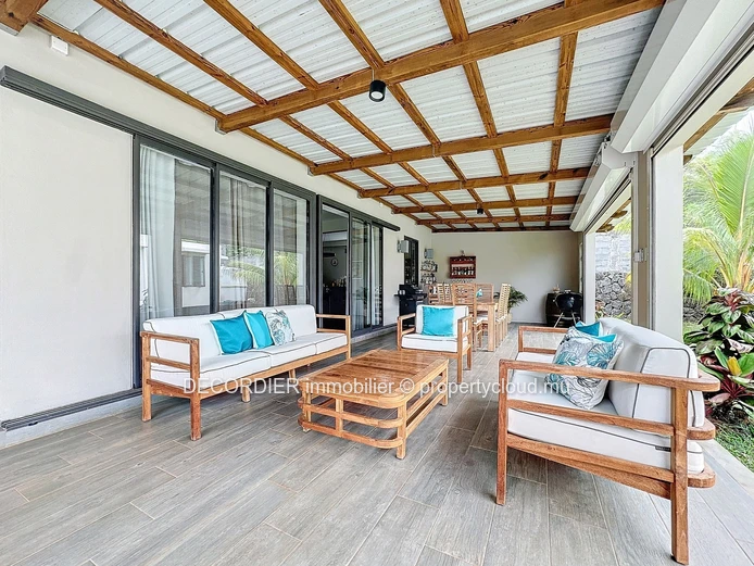 Grande maison moderne avec piscine et un grand jardin