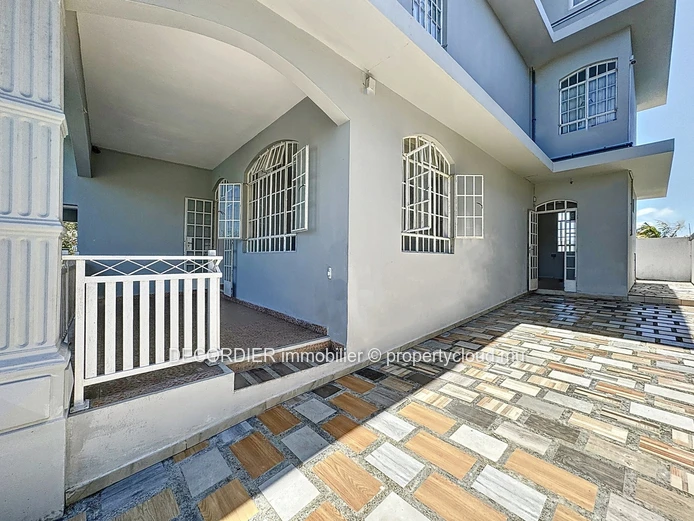 Spacious 300 m² house in quiet neighborhood