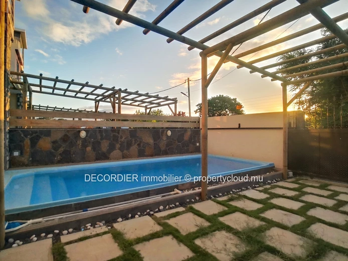 Pretty house on 2 levels with a swimming pool and a rooftop