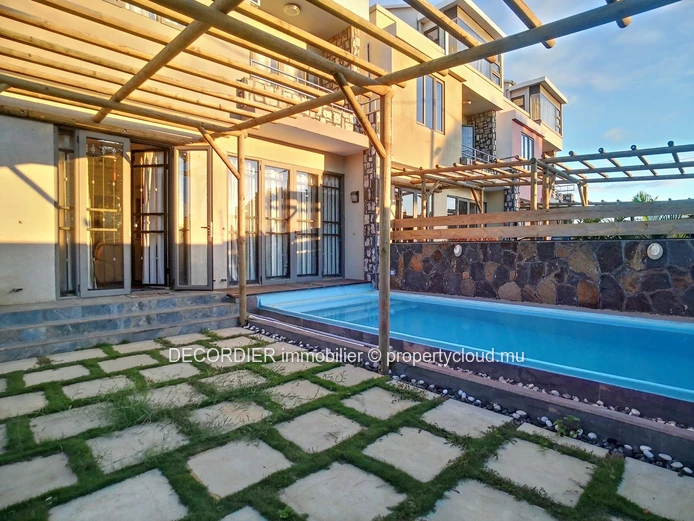Pretty house on 2 levels with a swimming pool and a rooftop
