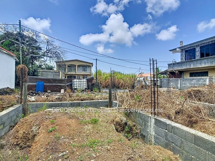 Residential land on the roadside