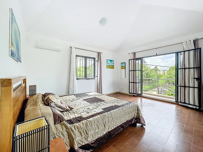 Opportunité unique : maison avec appartements, studio et vue sur mer !