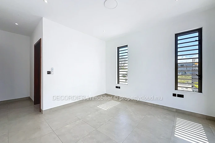 Superbe villa neuve avec piscine