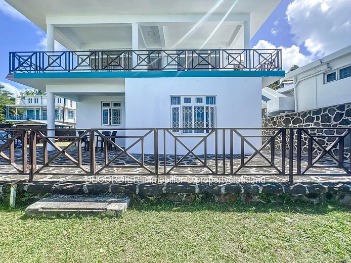 Ideal house on the seafront with private beach