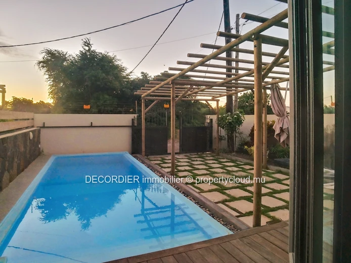 Pretty house on 2 levels with a swimming pool and a rooftop