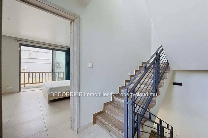 Modern duplex with private swimming pool (Sole Mandate)