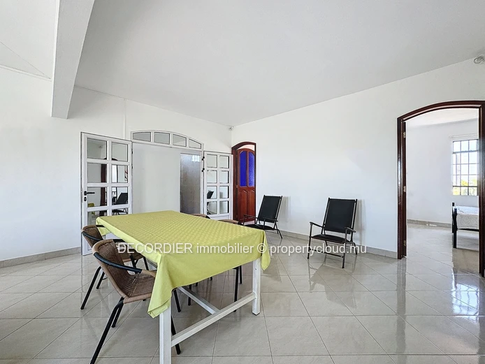 Spacious 300 m² house in quiet neighborhood