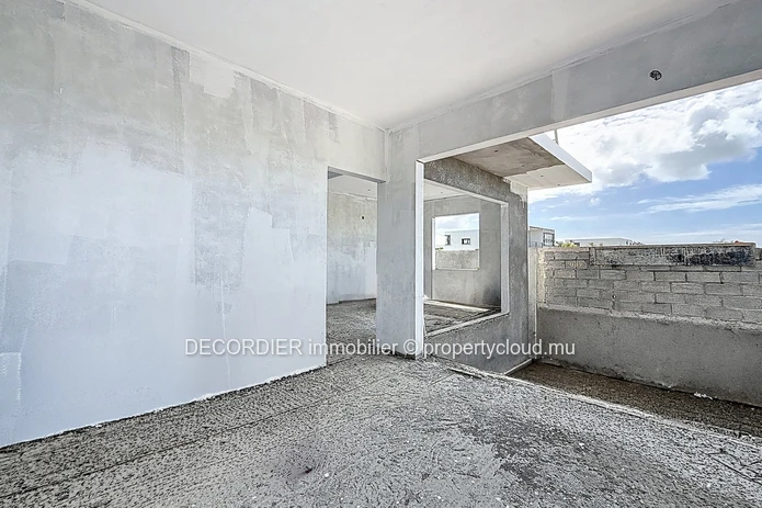 For Sale – Modern House with Swimming Pool
