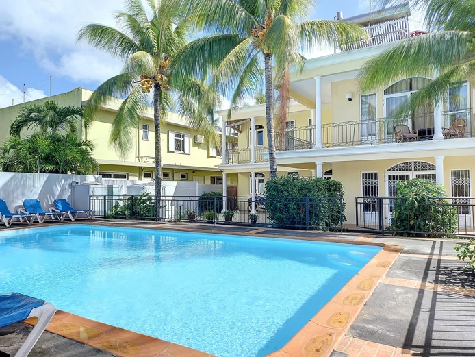 Grande maison meublée avec piscine et dépendance