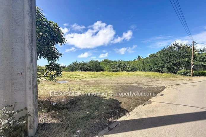 Land near the beach – Pereybère