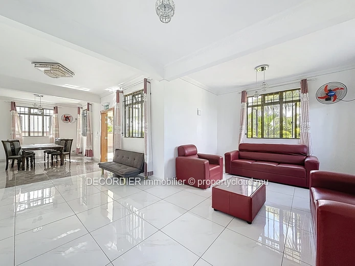 Beautiful Modern Villa – 230 m² in Pereybere – Secure Residence with Pool (Sole Mandate)
