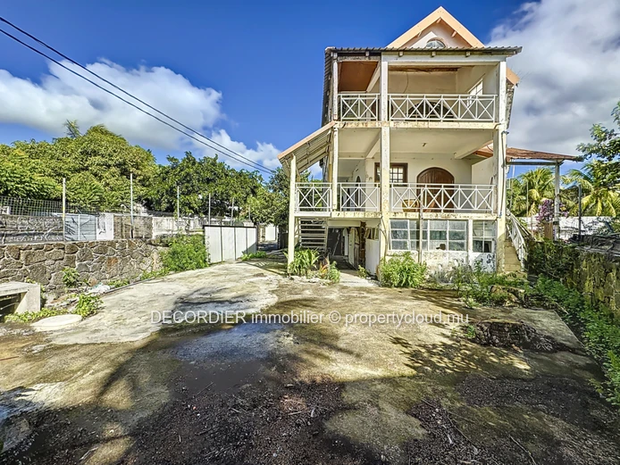 Maison coloniale à rénover avec vue mer au dernier étage (Mandat exclusif)