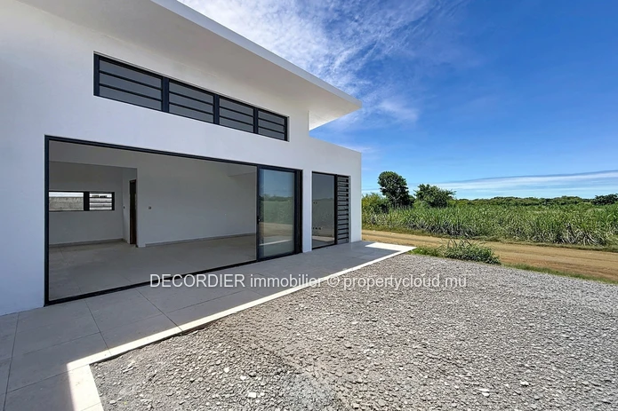 Villa contemporaine de plain-pied avec piscine