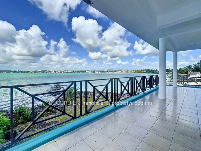 Ideal house on the seafront with private beach