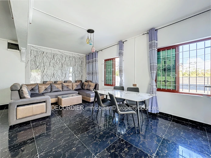 Maison à étage de 4 chambres avec piscine