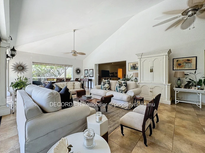 Magnifique villa à étage situé dans une résidence