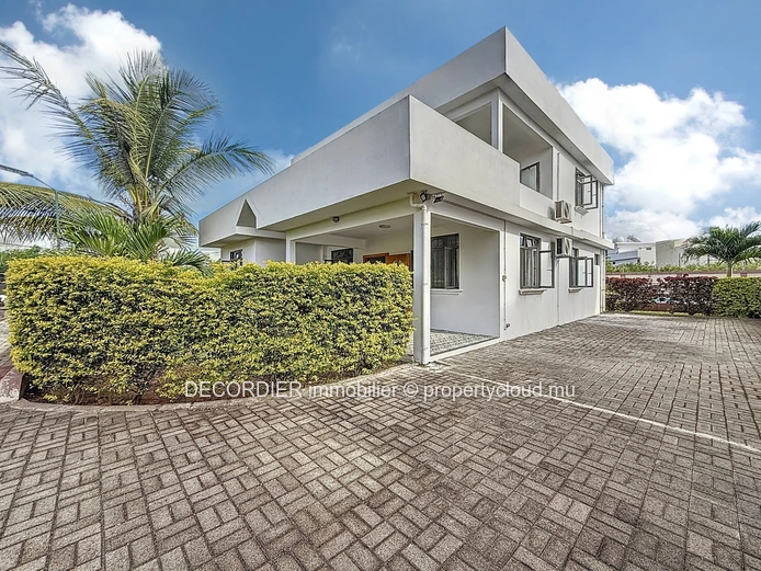 Beautiful Modern Villa – 230 m² in Pereybere – Secure Residence with Pool (Sole Mandate)