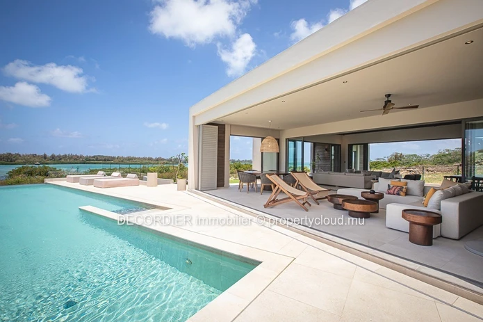 Splendid beachfront villa offering immediate access to the lagoon.