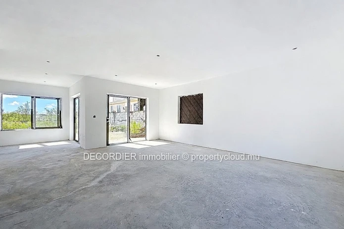 Opportunité Unique – Maison Inachevée À Vendre