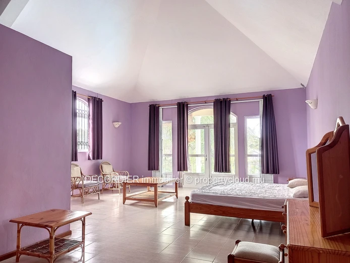 Grande maison meublée avec piscine et dépendance