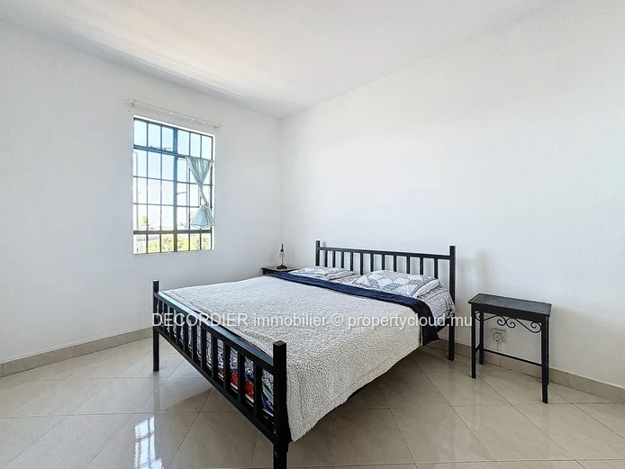 Spacious 300 m² house in quiet neighborhood
