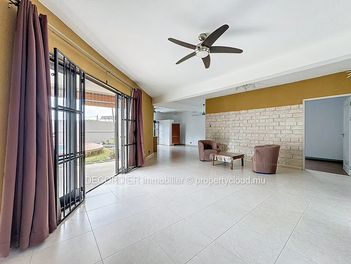 Opportunité unique : maison avec appartements, studio et vue sur mer !