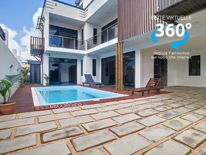 Belle maison moderne avec une piscine et un grand rooftop