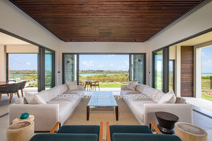 Splendid beachfront villa offering immediate access to the lagoon.